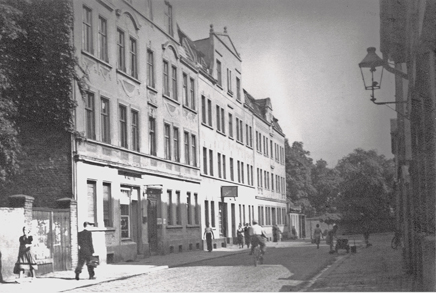 Friedenstraße 47-45 von links