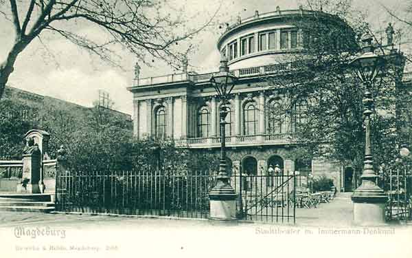 Das Stadttheater mit Immermann-Denkmal