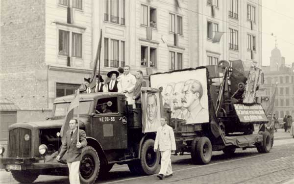 Demo am 07.10.1954 Karl-Marx-Straße (Breiter Weg)