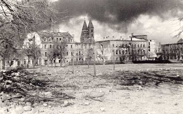 Der Domplatz 03.03.1945