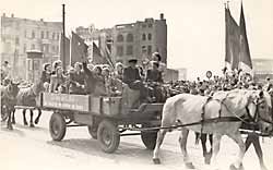 01. Mai 1954 in der Karl-Marx-Stra&szlig;e (Breiter Weg)