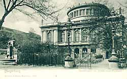 Das Stadttheater mit Immermann-Denkmal