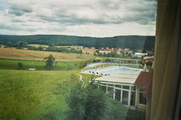 hotel-blick_aus_zimmer_auf_aussenpool_und_wintergarten_des_restaurant.jpg