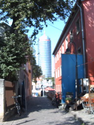 jena-tower-turm_vorm_theatercafe_rechts_und_schillers_gartenhaus_links_aus.jpg